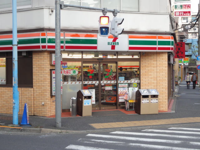 Convenience store. Seven-Eleven Shinjuku Kamiochiai 1-chome to (convenience store) 321m