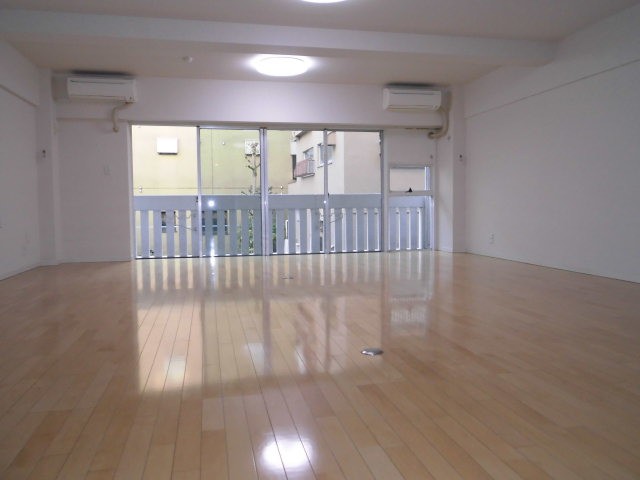 Living and room. Western-style spacious about 23.4 Pledge