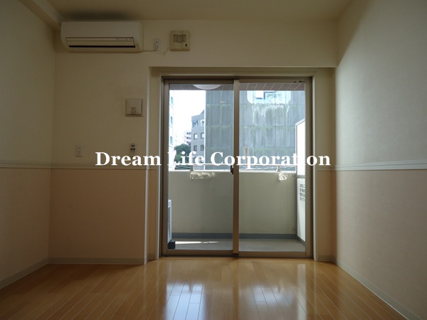 Living and room.  ※ In fact the we use the photos in the same building may be different. 