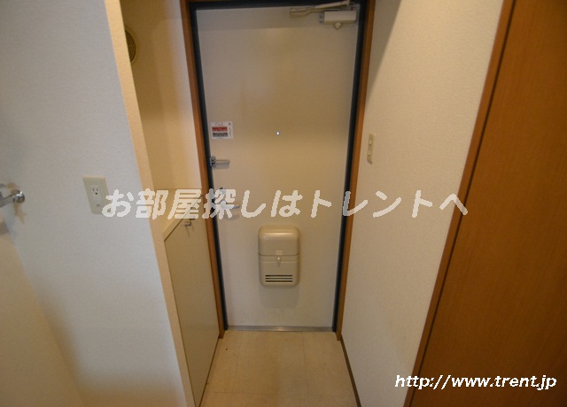 Entrance. We are using a photo of the room of 1k type of the same building. As reference