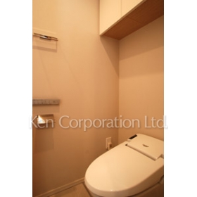 Toilet. Shoot the same type second floor of the room. Specifications may be different.