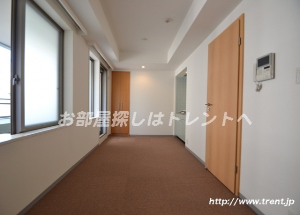 Living and room. It is a photograph of the 1R type of the fourth floor same building. Please see for reference.