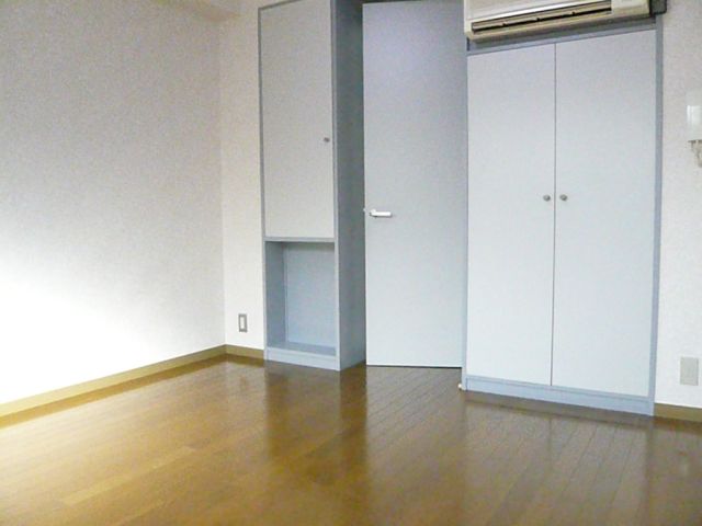 Living and room. 8 quires of room