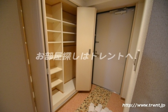 Entrance. 5F of the building, 1K is the type of photo. Please see for reference.