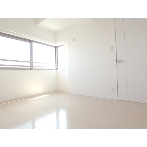 Living and room. 2 side lighting of the corner room!