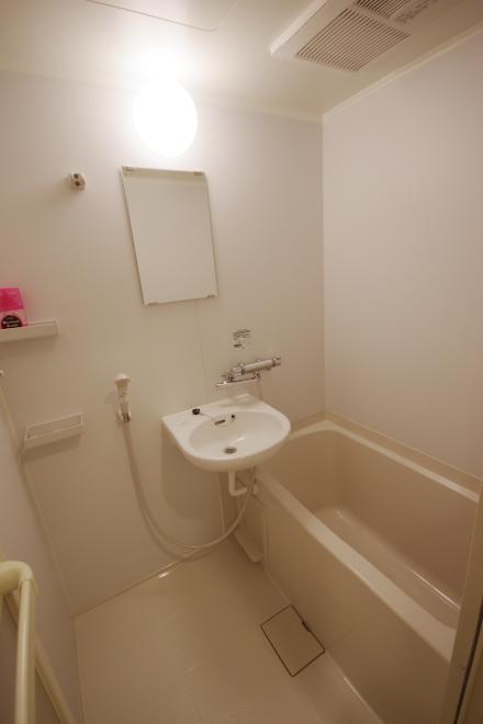 Bathroom. Asahi Plaza Kitashinjuku unit bus
