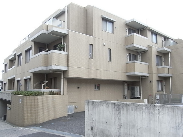 Building appearance. 3-minute walk from Shimoochiai Station