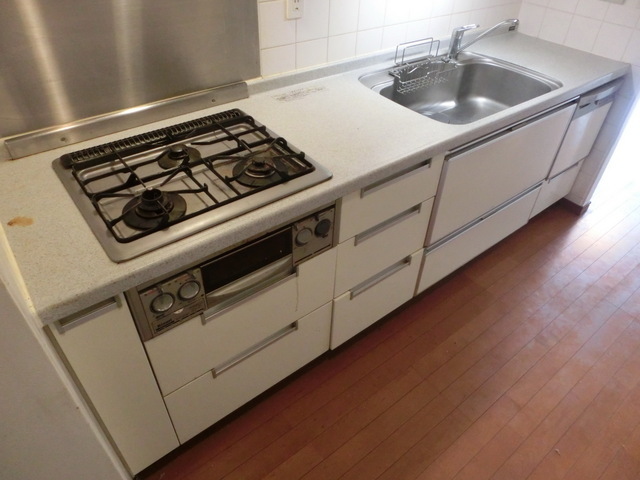 Kitchen. 3-neck kitchen + dishwasher with gas stove
