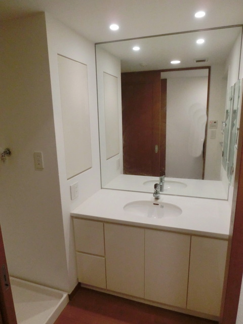 Washroom. Independent wash basin