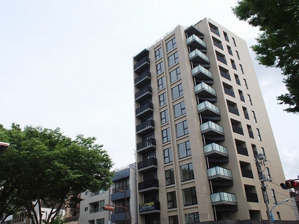 Building structure. Building overlooking than Waseda street. Neat appearance shine beautifully in dark green. It is attractive to the real thing can be seen (October 2013 shooting)