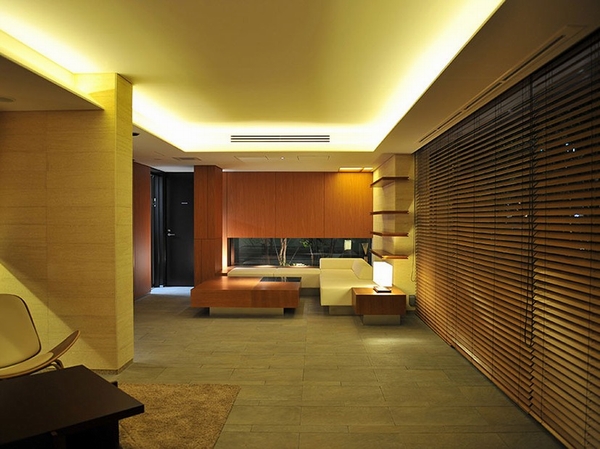 Building structure. Entrance hall. It will produce the peace to get back to the residence in the production of light and incense and music (October 2013 shooting)