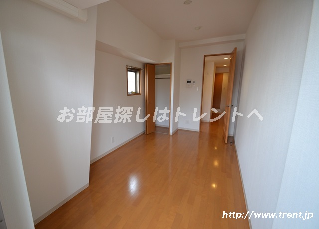 Living and room. It is a photograph of the same building the fourth floor 1K. Please see for reference.