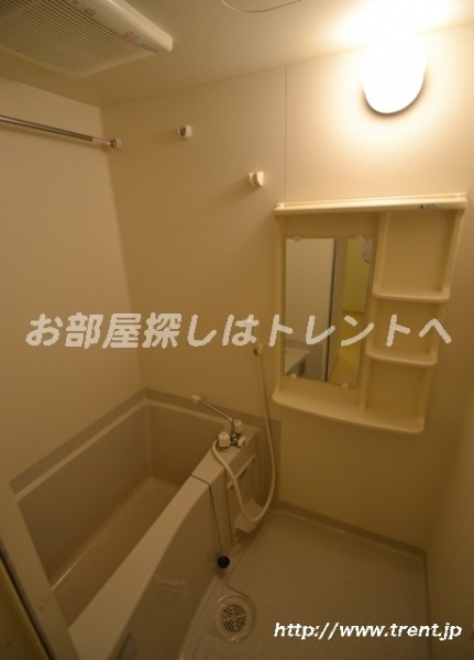 Bath. It is a photograph of the same building the fourth floor 1K. Please see for reference.