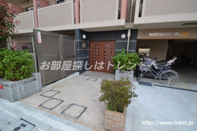 Building appearance. Mansion entrance