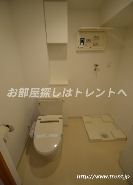 Toilet. It is a photograph of the same building the fourth floor 1K. Please see for reference.
