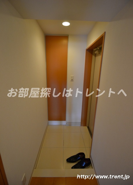 Entrance. It is a photograph of the same building the fourth floor 1K. Please see for reference.