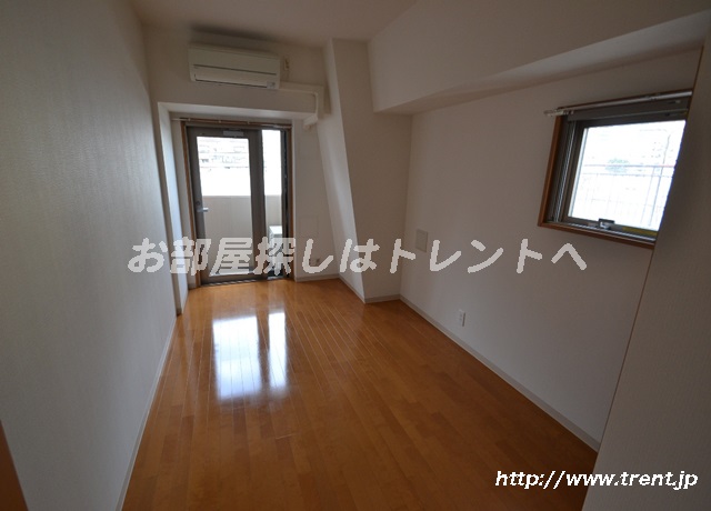 Living and room. It is a photograph of the same building the fourth floor 1K. Please see for reference.