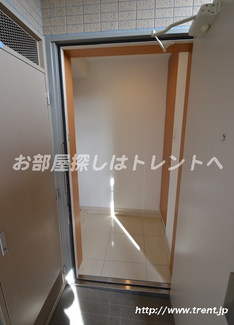 Entrance. It is a photograph of the same building the fourth floor 1K. Please see for reference.