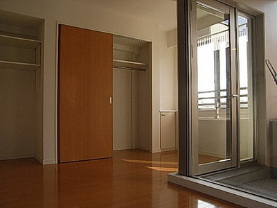 Other room space. Spacious studio type