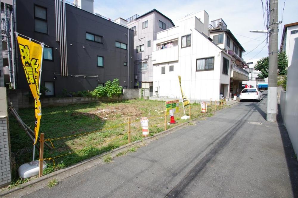 Local photos, including front road. Local (10 May 2013) Shooting