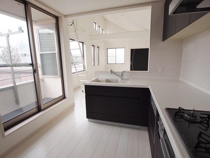 Kitchen. - Bright L-shaped kitchen -