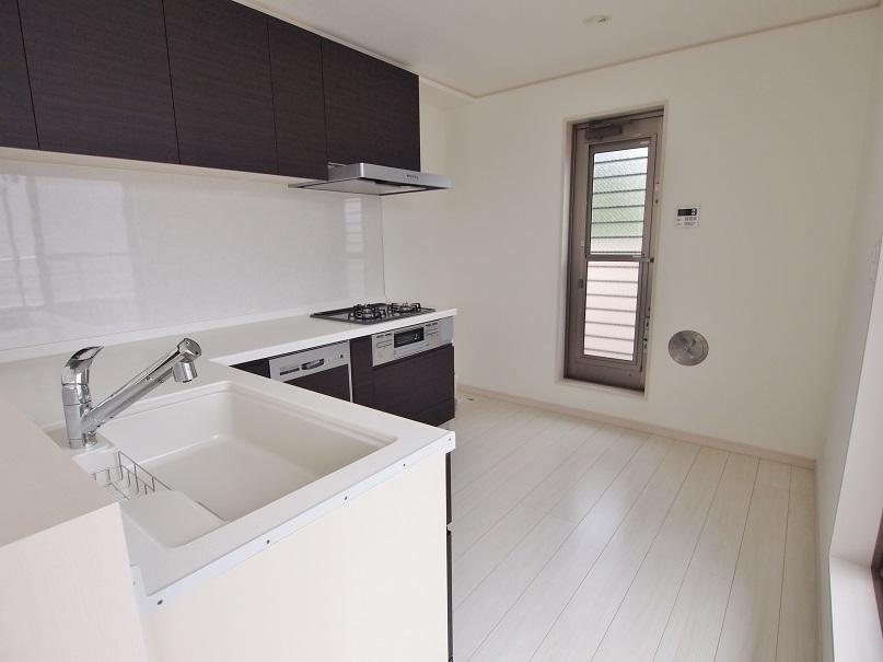 Kitchen. - Flow line of the balcony of the kitchen leads -