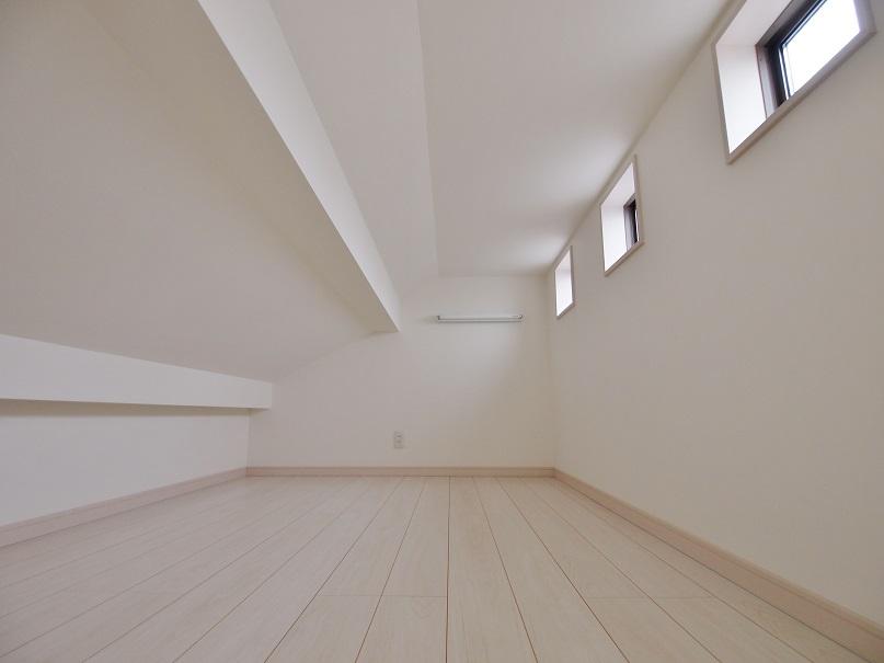 Other introspection. - Loft that can be used for multi-purpose -