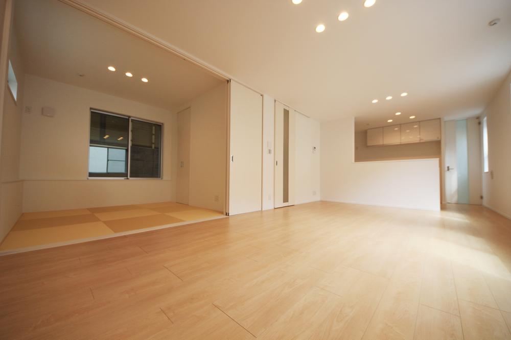 Building plan example (Perth ・ Introspection). Spacious LDK gas floor heating equipped