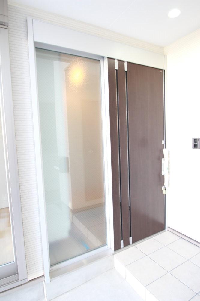 Entrance. Entrance and refreshing.