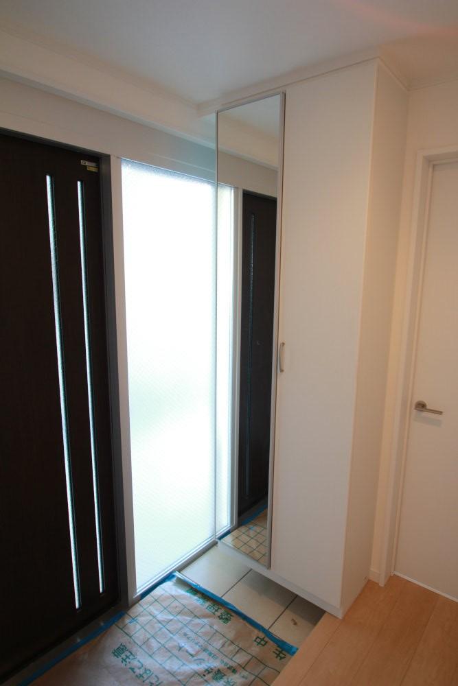 Entrance. Substantial storage capacity is fascinated clean around the entrance.