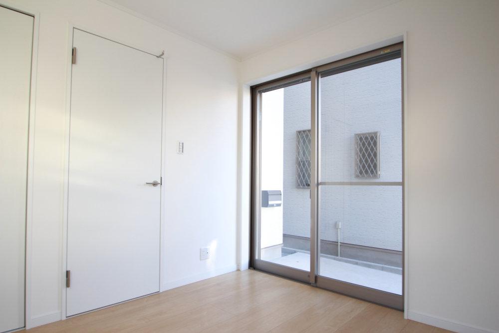 Non-living room. Western-style with a storage capacity. And bright.