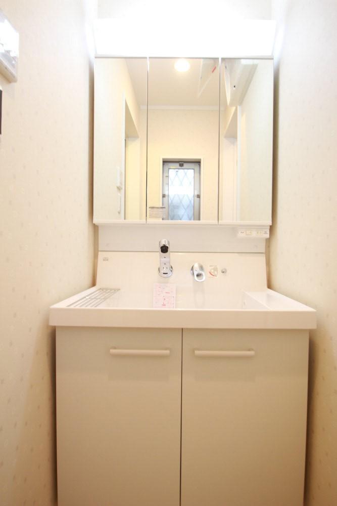 Wash basin, toilet. Good wash basin with many ease of use storage has become a three-sided mirror.