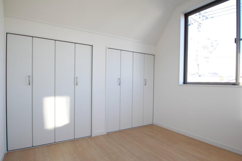 Non-living room. There are many also housed Western-style.