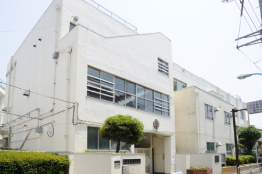 Primary school. Totsuka third to elementary school (elementary school) 707m