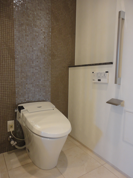 Bathing-wash room.  [Produce a clean space "tankless toilet"] Toilet, Adopted without a tank type. Since the toilet rear is space saving, To achieve a more uncluttered space. Use hot water shower comfortable, It is with advanced features that also performs automatic cleaning of the toilet in the non-touch by the seat sensor. Adopting the cleaning water consumption is less tankless toilet. Water-saving is made to the reduction of CO2 emissions, Friendly specifications also an environmental perspective in economic. (Building in the model room ・ H type)