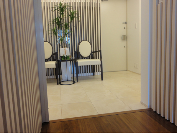 Living.  [As much as possible eliminate the flat design the interior of the step] Such as falling stumbled, As much as possible to eliminate the floor level difference in the dwelling unit in order to avoid unexpected accidents in the dwelling unit, It was realized the flat floor.  ※ Entrance, balcony, Except for the entrance and exit of such bathroom (building in the model room ・ H type)
