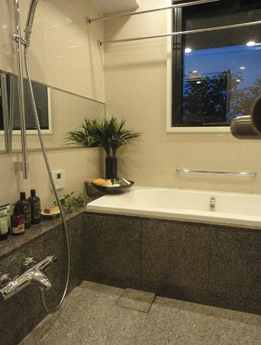 Bathing-wash room.  [Bathroom of 1820 provided a window] 1820 size room a bathroom is relaxing and healing space of. Set up a window where you can enjoy the view. (Building in the model room ・ H type)