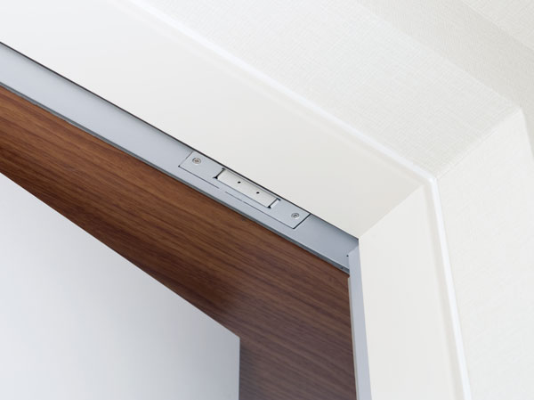 earthquake ・ Disaster-prevention measures.  [Door opening prevention mechanism to lock the door to sense the shaking of an earthquake] The door of the kitchen of the hanging cupboard and vanity of the triple mirror housing, To lock the door to sense the shaking of an earthquake, Installing a latch. To protect the live towards safety. (Same specifications)