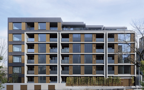 Features of the building.  [appearance] It was constructed in the louver of concrete and wood, Gentle worthy appearance design in the city that have been over time as a residential area. Modern appearance that take advantage of the retaining wall to be built on a good hill of Miharu City.  ※ 2011 years from the National Medical Research Center March shooting