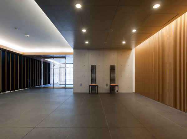 Features of the building.  [Entrance hall] Entrance hall leading to the abode, By the design which utilizes a woodgrain, We are building a world view that was unified with the facade. High-quality space greets gently those who live stand Kaori.