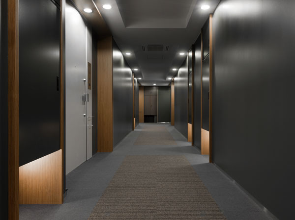 Features of the building.  [Inner hallway] Approach to the dwelling unit is, Paved the tile carpet at the feet, An inner corridor design. Privacy property and crime prevention, Amenity, Enhance the tranquility of, It will produce a gentle private time.