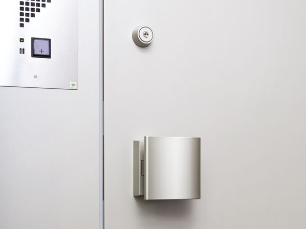 Security.  [Double lock to enhance crime prevention in the double lock] Order to enhance crime prevention, Entrance door has a double lock specification that can be locked in the up and down 2 places. Because it takes also time trying to unlock illegally, It has been with the attempted rate of crime increases. (Same specifications)