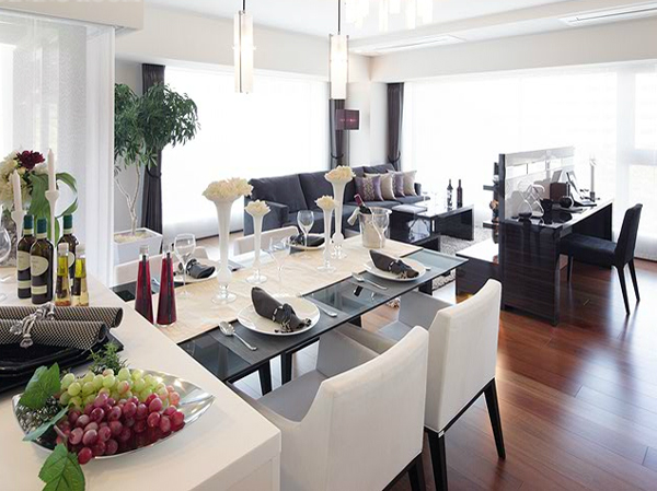 Room and equipment. Reduce the partition, Livability importance of the plan that was adopted a flat floor without steps. Corner dwelling unit that was taking advantage of the characteristics of the hill. About 21.2 tatami mats of living ・ dining ・ The kitchen is, Adopt a direct panoramic window into the opening. By directing the visual spread, We are spaces that can enjoy the sense of openness.