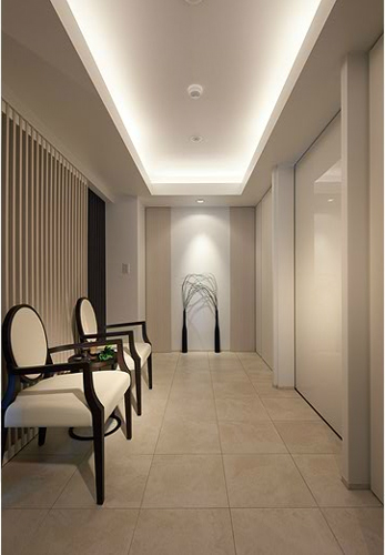 Room and equipment. The entrance to greet live person or a person who visit, It was arranged tiled feeling of luxury. Tailoring as Yingbin space with goods. Living from the entrance hall ・ The approach to the dining kitchen, Adopt a storage capacity rich wall store. Subjected to a design on the surface of the door, Consideration to aesthetic appearance (also 3-point model room at the time of the housing ・ H type)