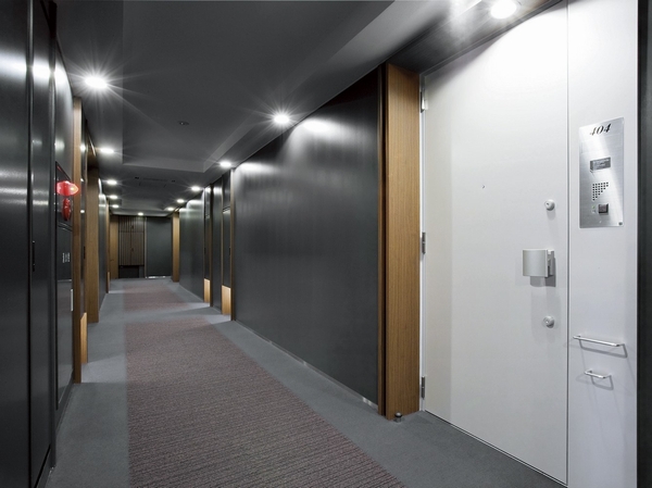 Buildings and facilities. Approach to the dwelling unit is, Corridor design among paved the tile carpet at the feet. Privacy property and crime prevention, Produce a gentle private time increase the comfort. To the entrance door, Door Guard can be safely check the visitor ・ Door scope, Besides sickle dead bolt, Crime prevention thumb turn, Double Rock, A progressive cylinder key adopted, You can rest assured with a double triple security. (March 2011 shooting)