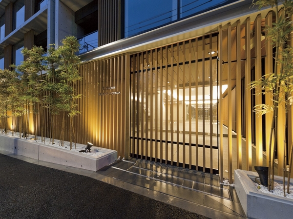 Buildings and facilities. Modern appearance to be built on a hill. Aware of the human scale architecture, Louver of concrete and wood, The building body is composed of a louver of tile and wood of Indigo Blue. You have to create a modern design by the combination of different materials (Entrance ※ March 2011 shooting)