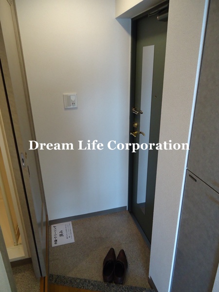 Entrance.  ※ In fact the we use the photos in the same building may be different.