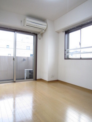 Living and room. ☆ Southwest angle room sunny ☆