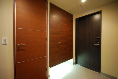 Entrance. It utilizes a photograph of the same building, It might differ from the actual. 