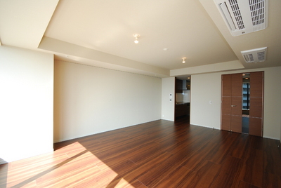 Living and room. It utilizes a photograph of the same building, It might differ from the actual. 